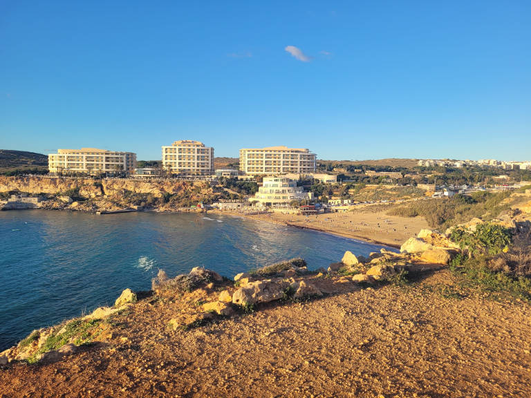 Hotel Blu Radisson Golden Sands i niemal pusta plaża na Malcie w listopadzie